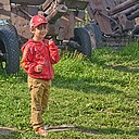 Chłopiec na tle dział wojennych - podczas wycieczki na Srebrną Górę ze Zwiedzakiem